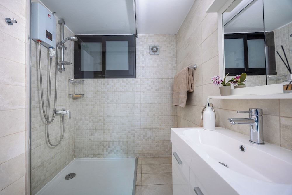 Trygoni Court - Elegant Downtown 3-bdr Apartment