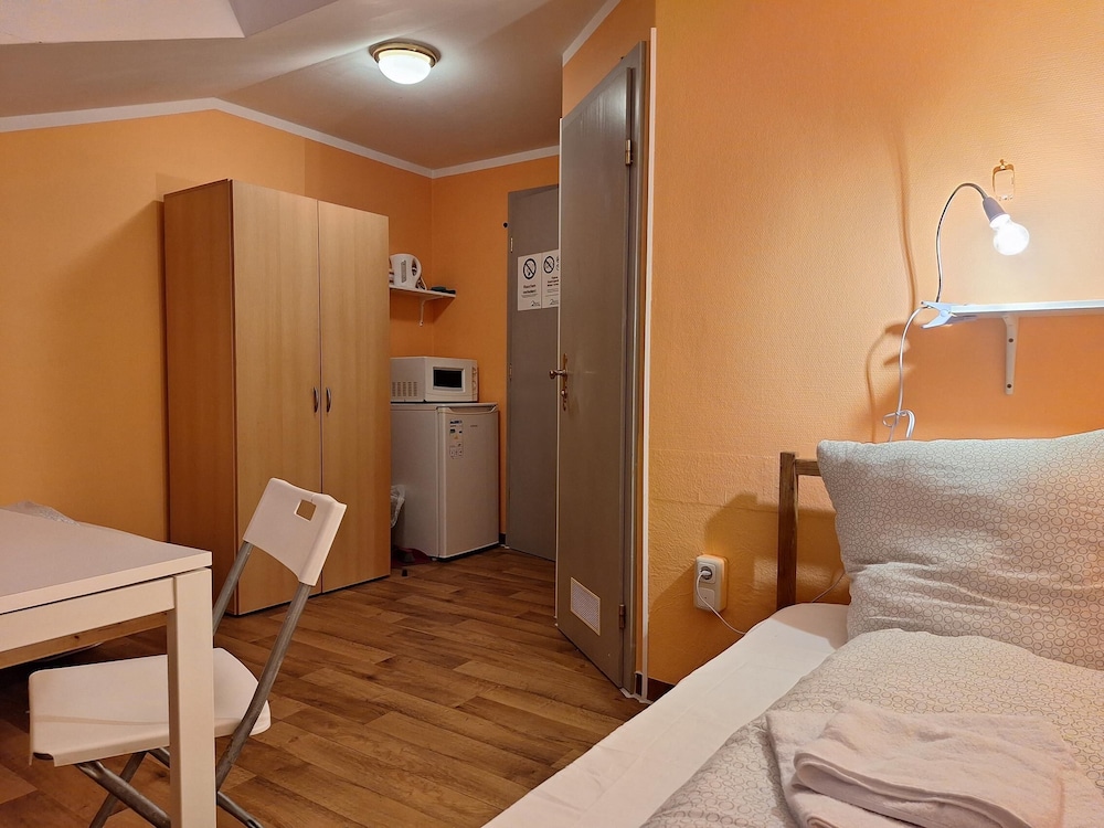 2-Rent Group Hostel Rooms AUB162