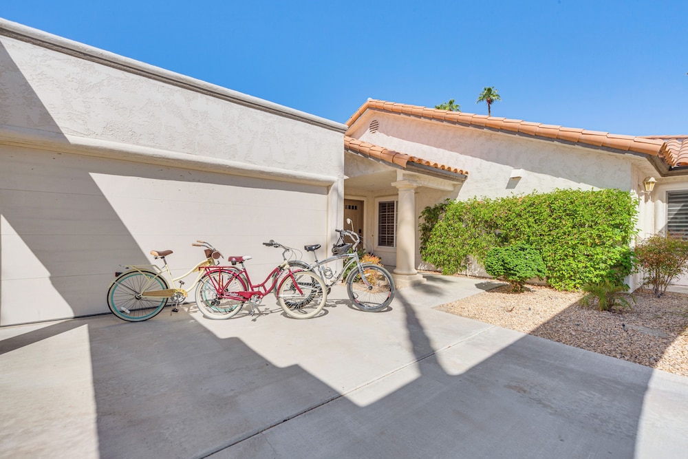 In Golf Course Community: Palm Desert Escape!
