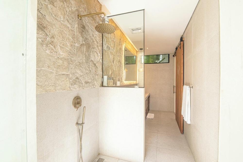 Chic 4-br Villa in Central Seminyak, Beach 5 Mins