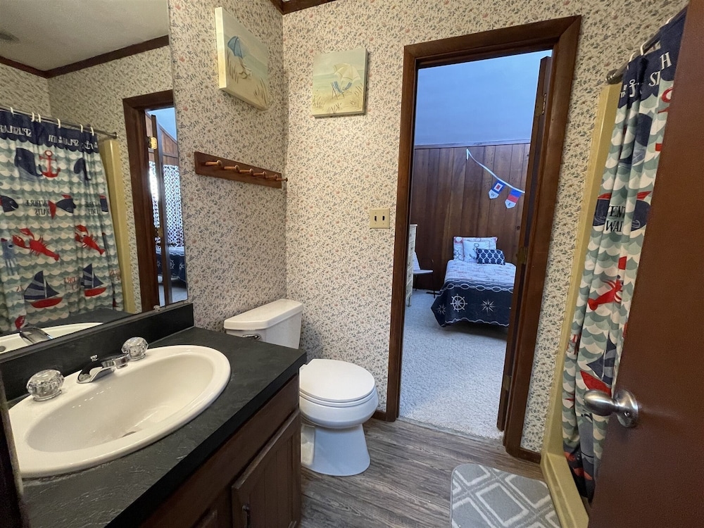 Will's Hideaway 3 Bedroom Cottage by RedAwning