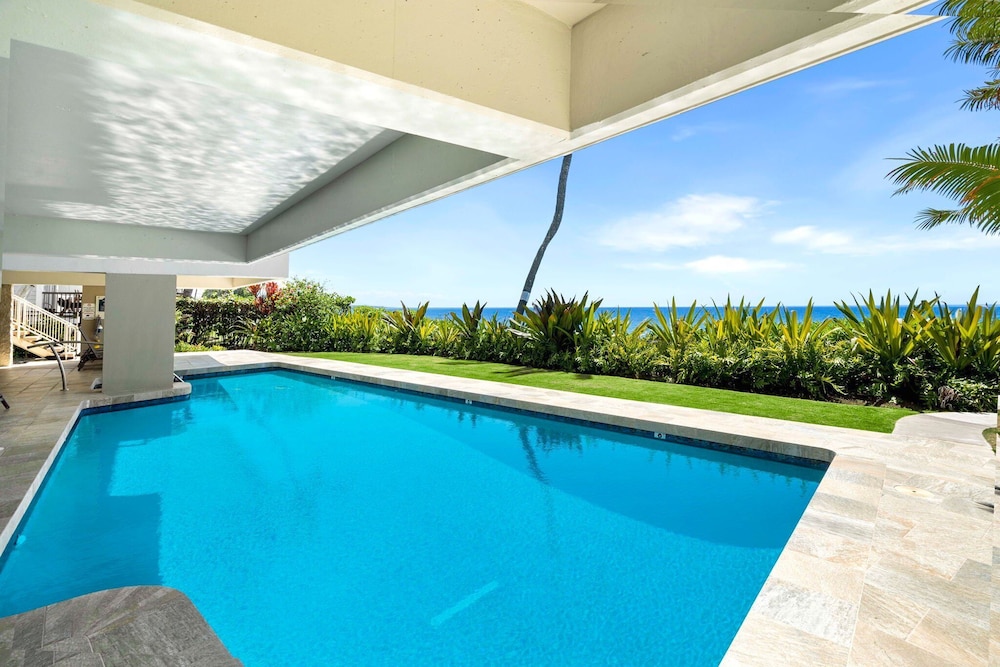 Oceanfront Elegance 2BR w/ Panoramic Views, Pool, Lanai + Concierge - Vrkcv