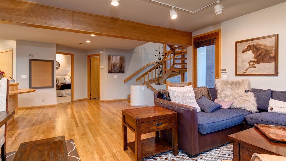 1382 Empire Mountain Ski Home 4 Bedroom Home by RedAwning view 3