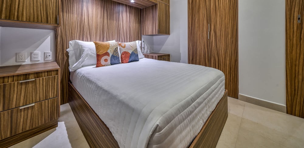 Brand New 1 BR Condo - Pool - Jacuzzi - Gym