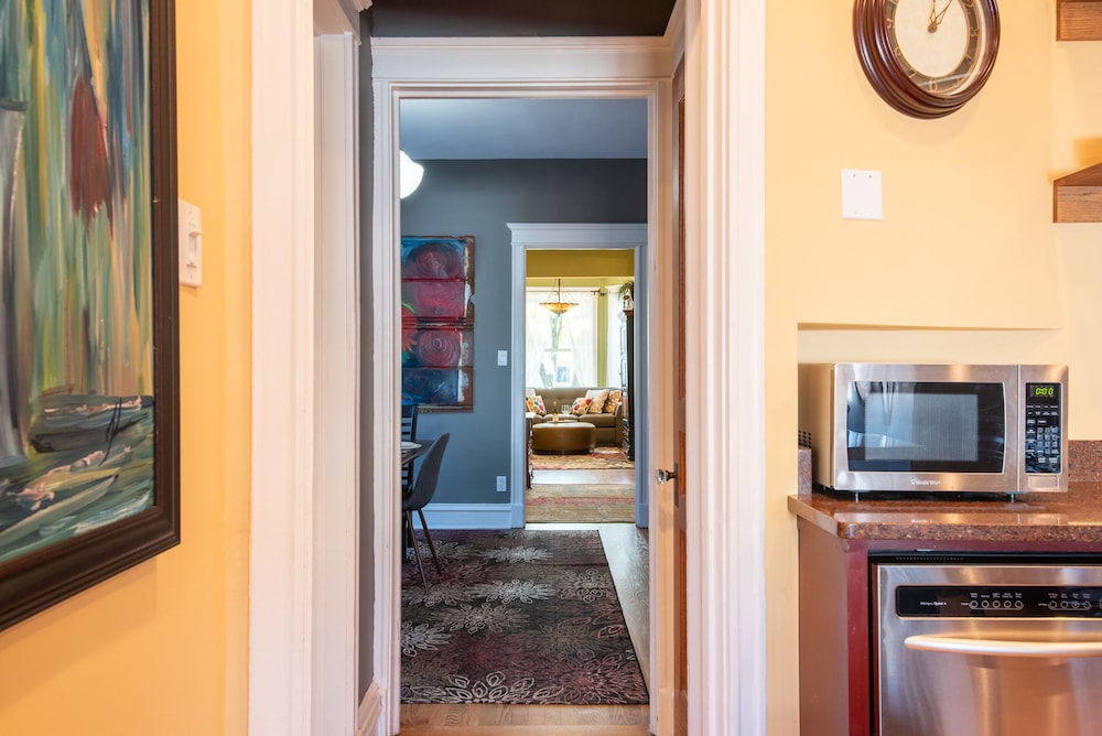 Chicago Guest House on Newport Avenue