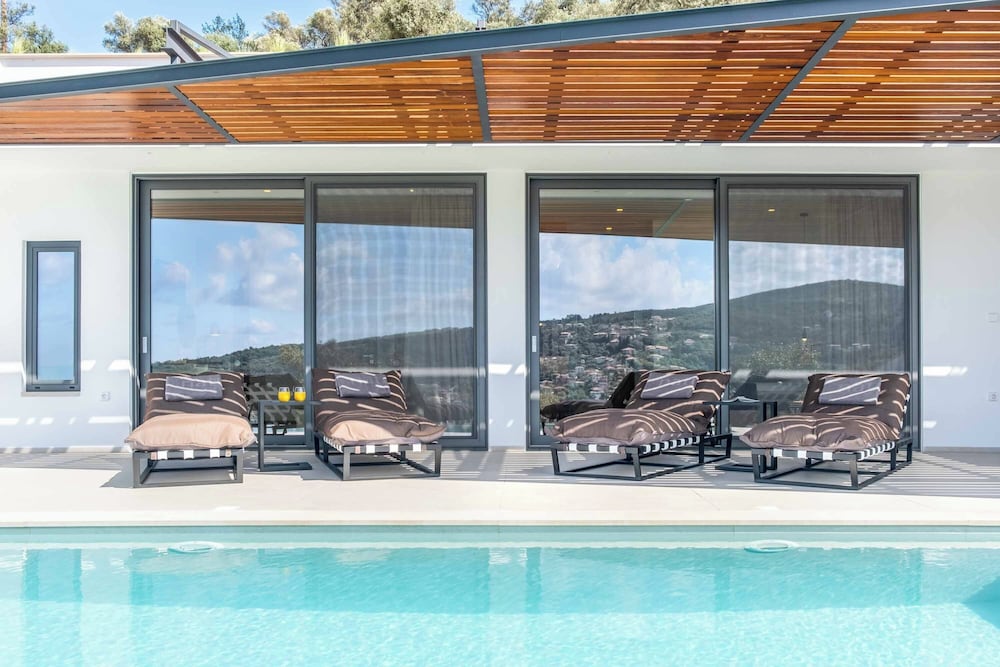 Villa Beyond the Horizon