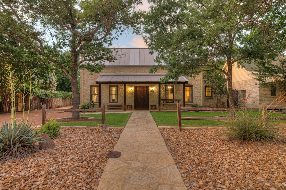 New! Luxury Home Near Main St With 2 Hottubs&firepit view 4