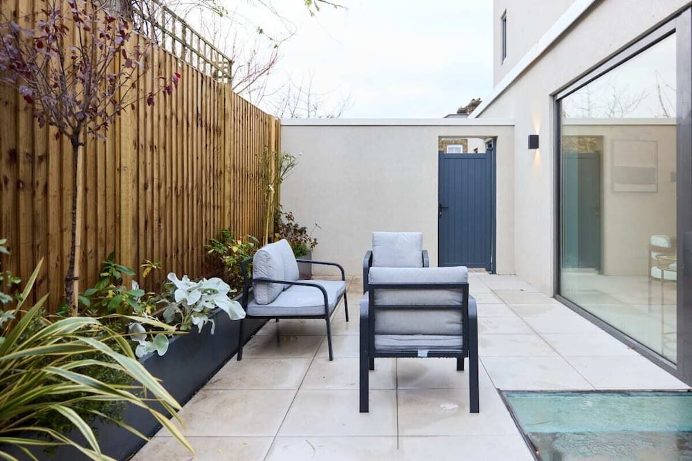 The Letchford Garden Mews - Elegant 2bdr House With Garden & Patio