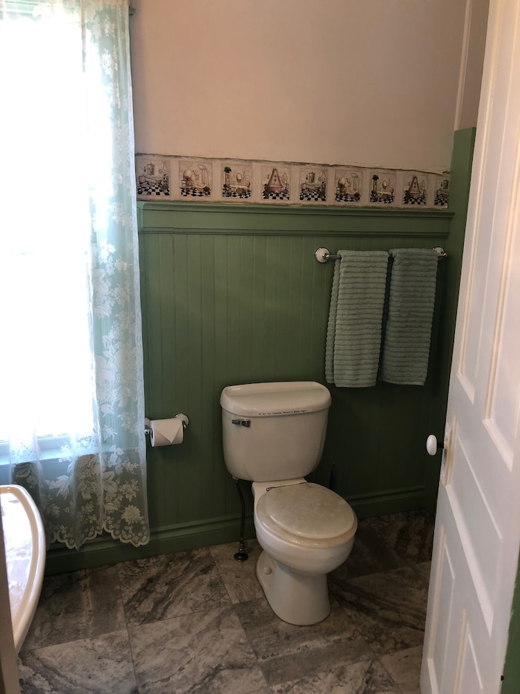 Hickory House Inn