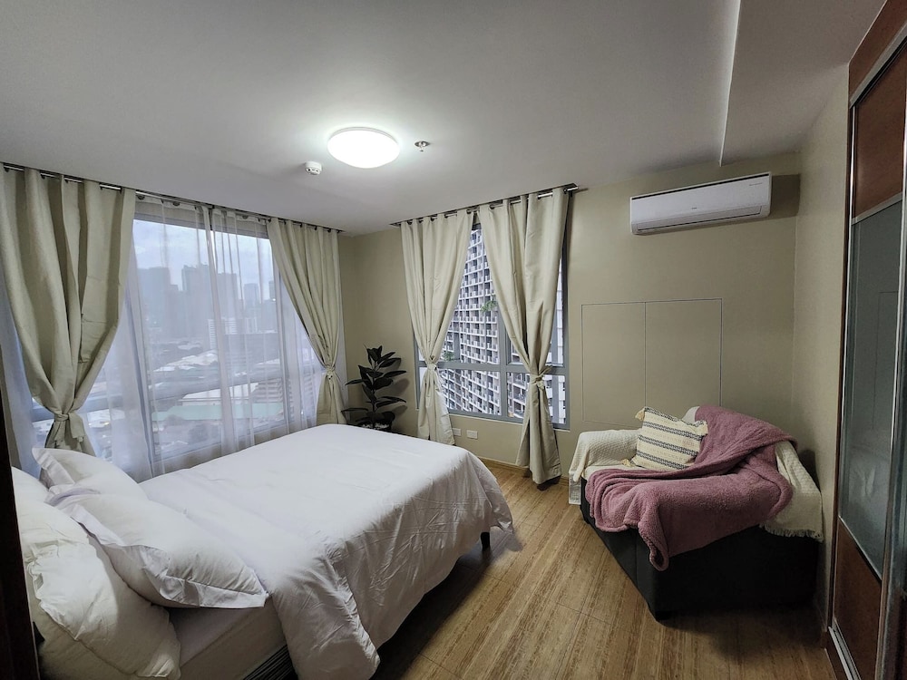 Cozy 1BR Condo in Mandaluyong City With City Skyline View