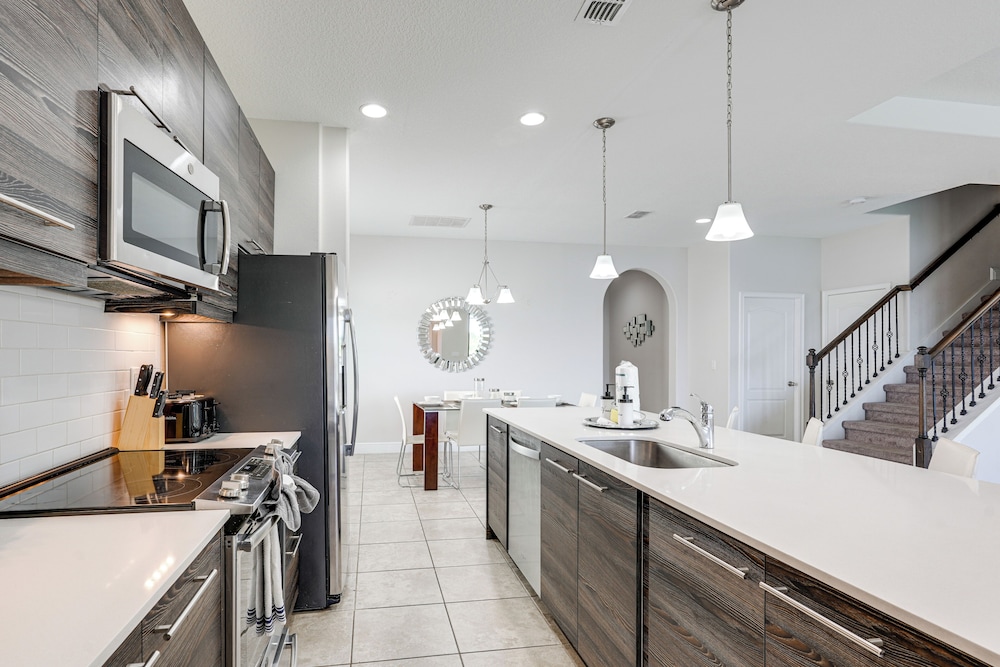 Near Disney & Legoland: Spacious Poolside Oasis!
