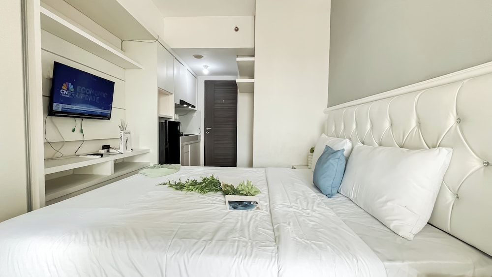 White Tone Studio At Amazana Serpong Apartment