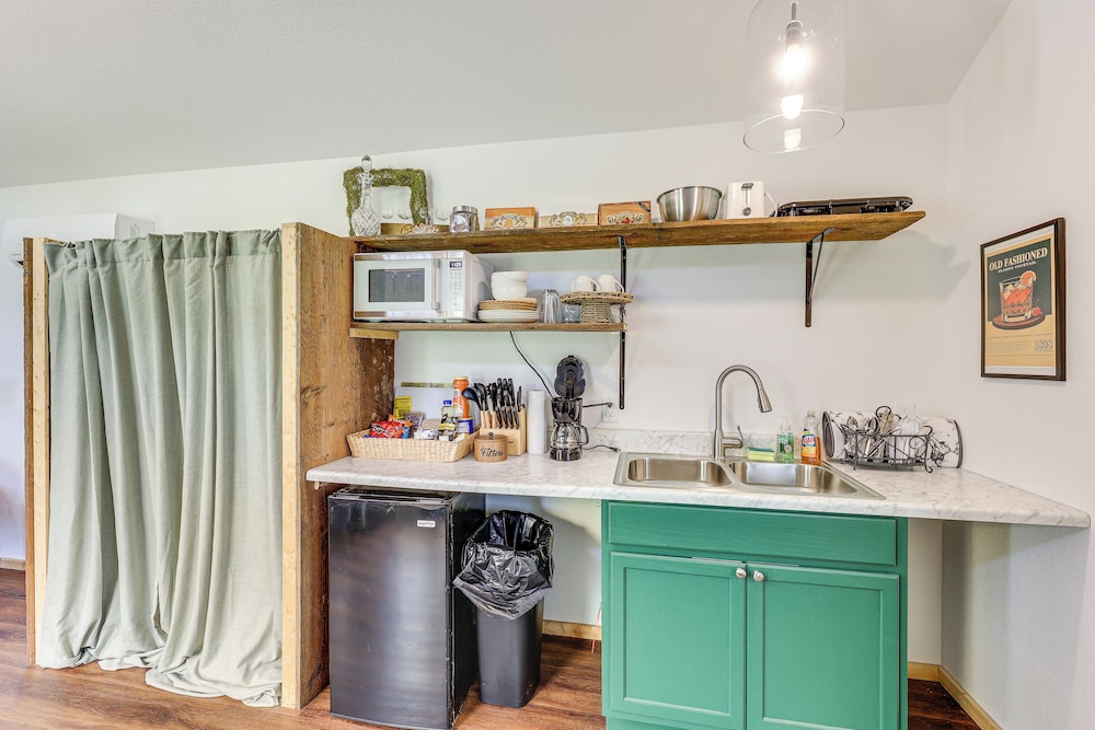 5 Mi to Lake Ouachita: Peaceful Cabin Retreat