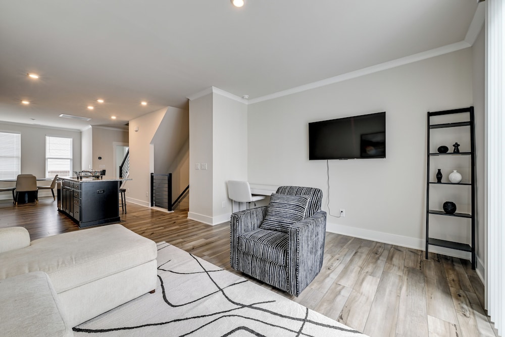 2 Mi to Uptown Charlotte: Family Townhome!