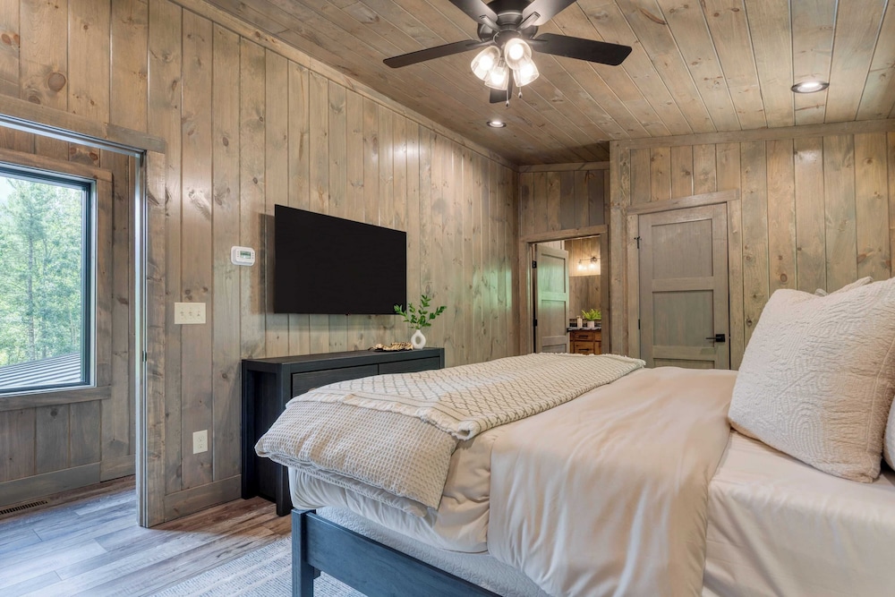 Luxe Cabin w/ Hot Tub, Views & Game Room Sleeps 10 Do Good Holler by Avantstay