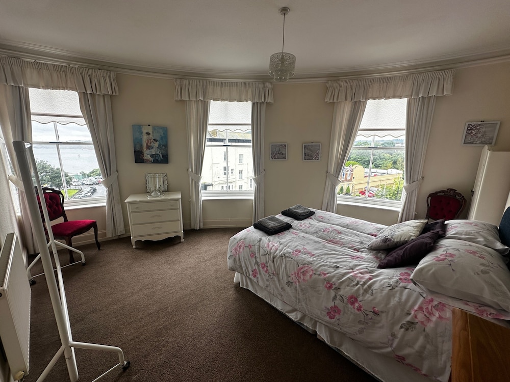 4-beds, Sleeps 8, Sea View & Pet Friendly