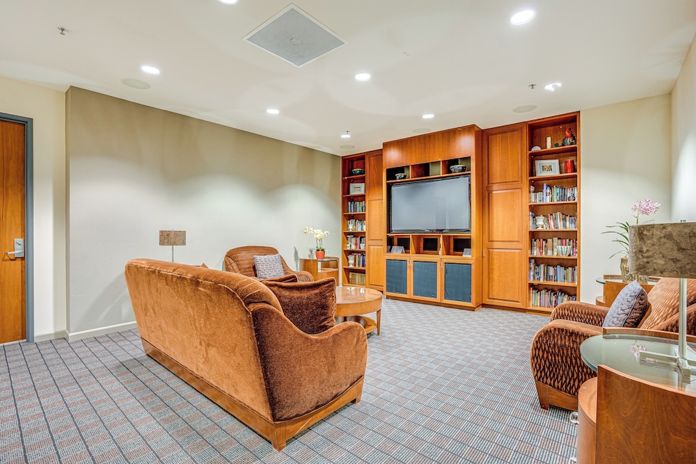 Luxe Condo w/ Private Patio & Perks in Emeryville! view 4