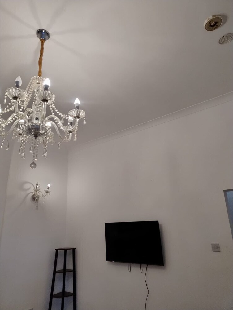 2 Bed Flat - Sleeps 4 - Parking - Wifi