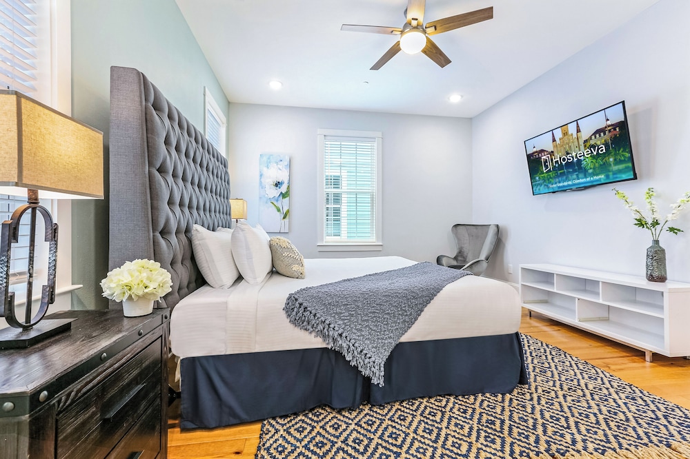 Stunning 4 BR Condo + Pool - Near St. Charles