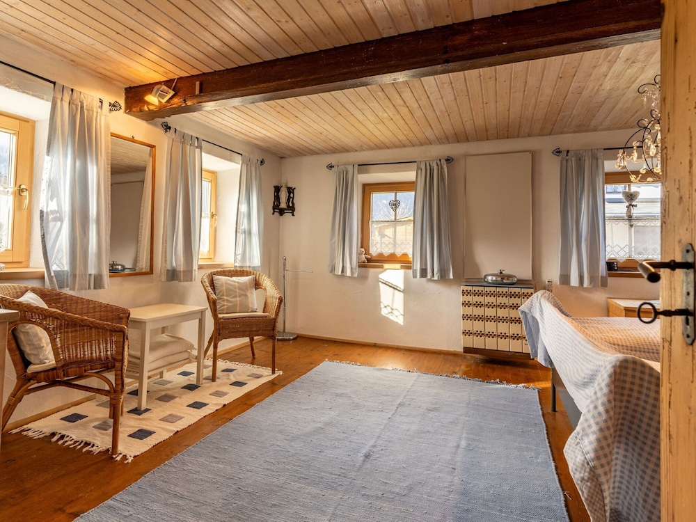 Historic Farmhouse: 200 Years old Meets new