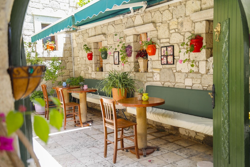 Hotel Apaz Alacati Hotel - Image 1