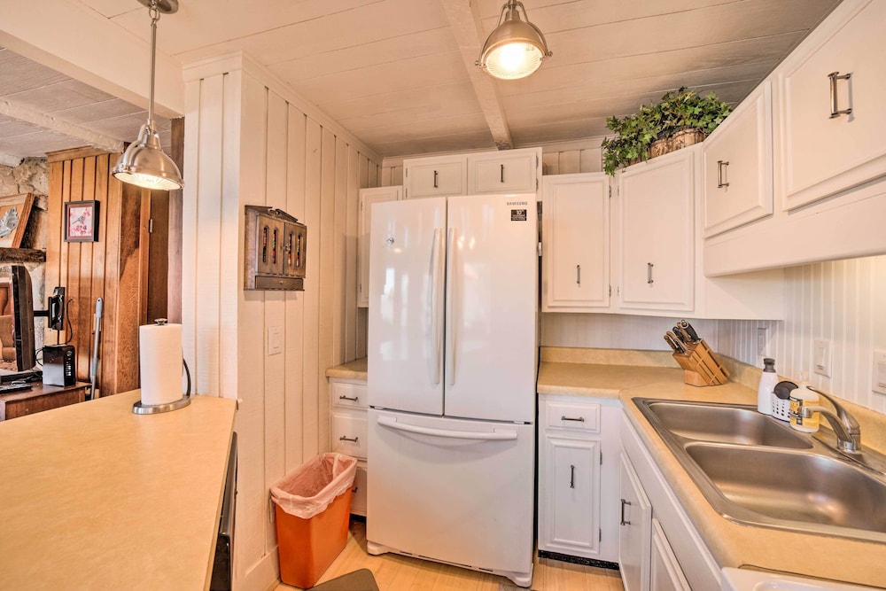 Chalet w/ Mtn Views & Golf Course Access!
