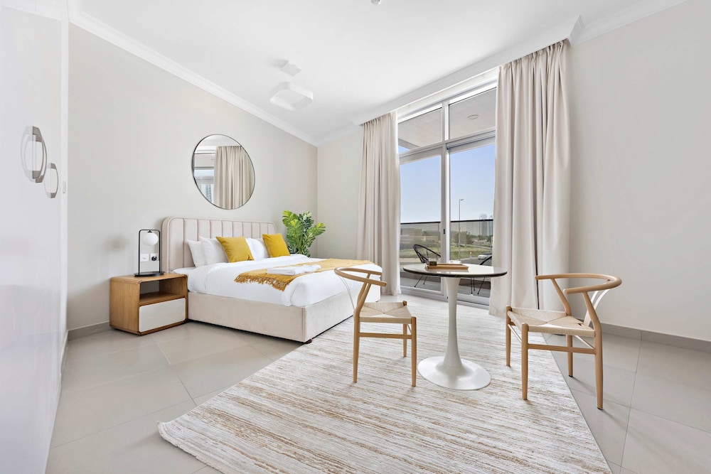 Spacious Studio in Art Gardens Gym Pool