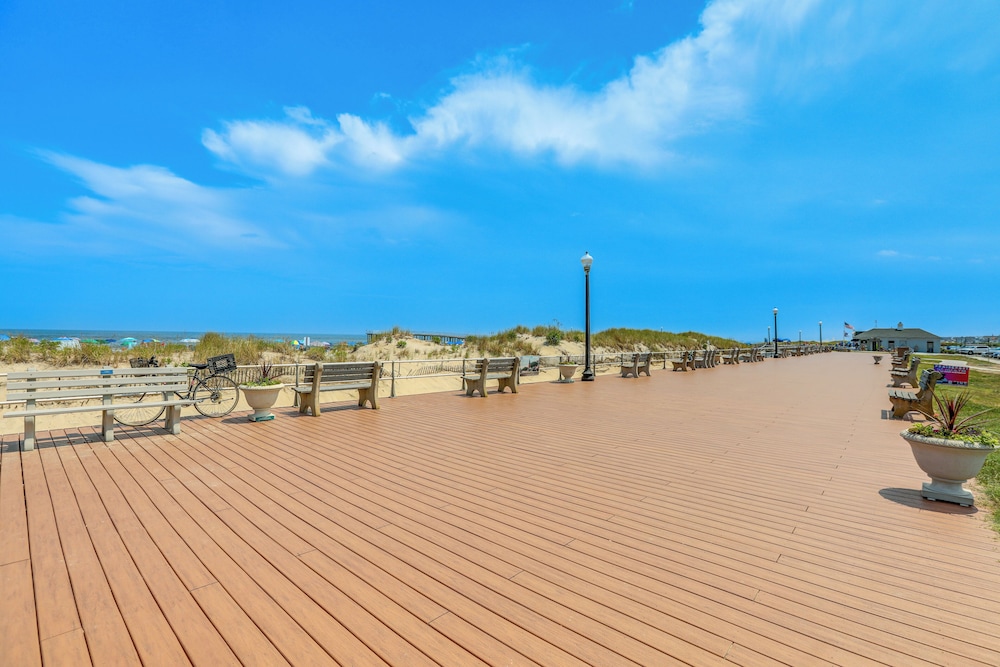 Stroll to Ocean Grove Boardwalk & Beach: Sleek Apt