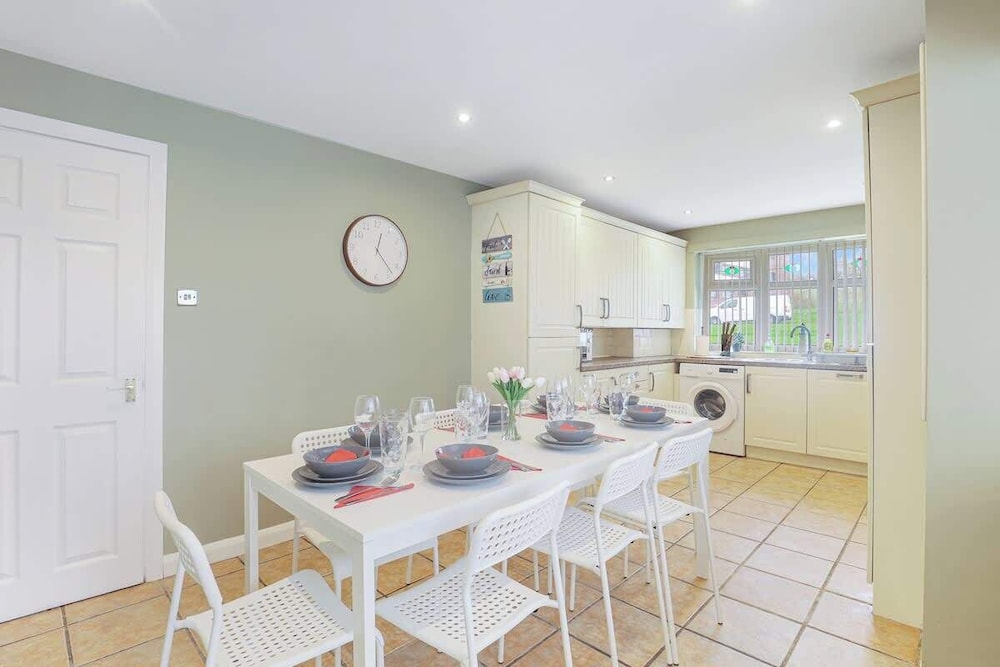 Spacious 4 Bedroom House With Parking
