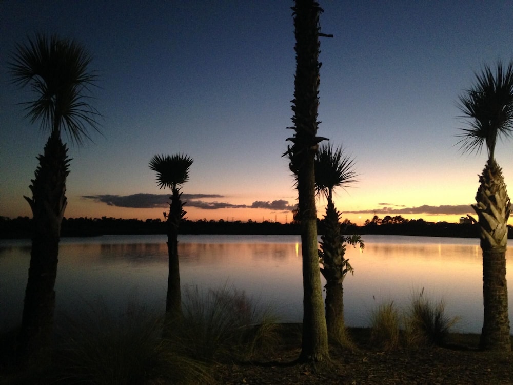 New Vista Cay Penthouse Chic Pool and Lake View Close to all Parks Walk to Convention Center