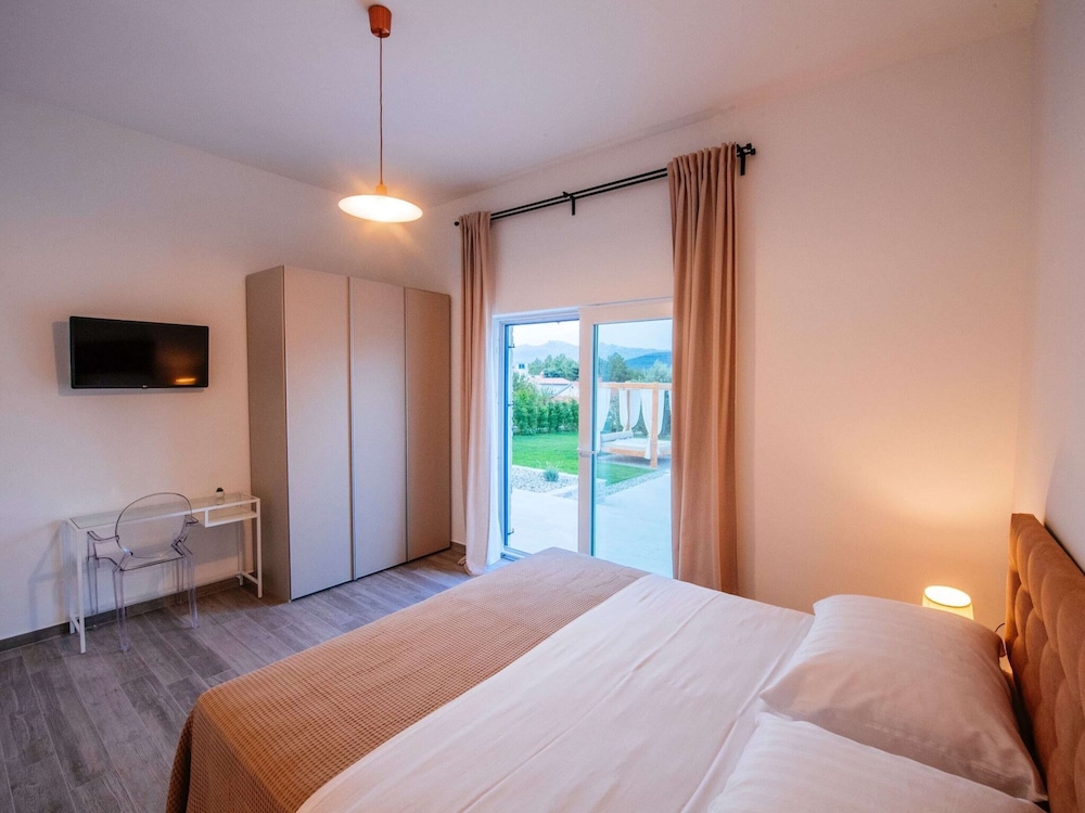 Villa With Private Pool and Garden view 4
