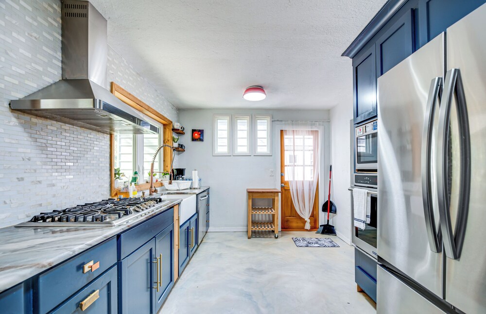 4 Mi to UF: Pet-friendly Home w/ Yard & Deck