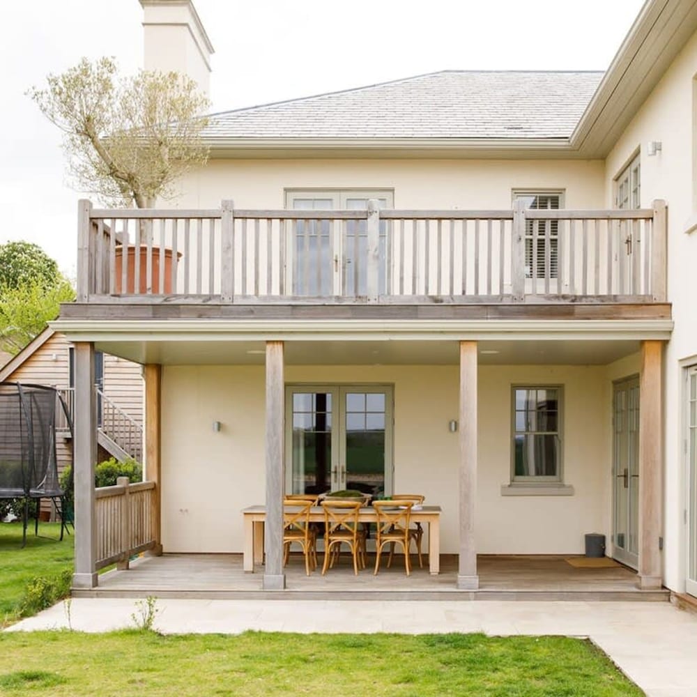Beautiful Oasis Near Waterfront