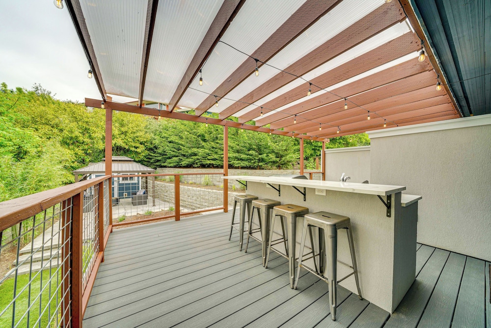 2 Blocks to Beach Park: Cozy Seattle Townhome