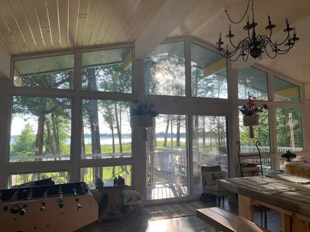 Bright Spacious Chalet on Lake Huron - Private
