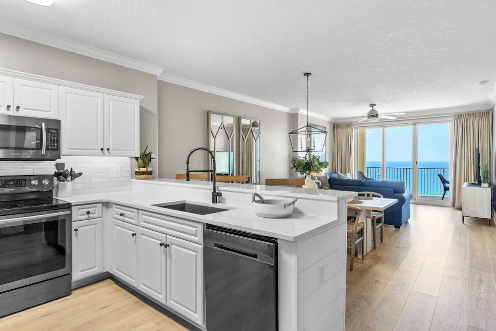 Emerald Isle Resort 1409 Beachfront Access + Chairs Incl Pool, Ocean Views