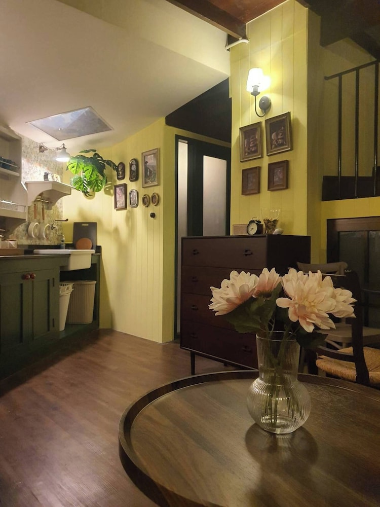 Homey Home UP Themed Near MRT Samyot