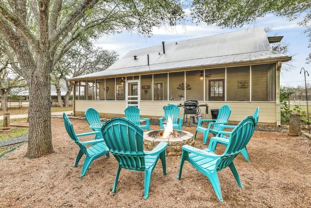 The Country Haus: Quaint Home 1 Mile From Downtown