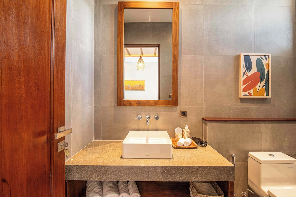 Luxury 5-bedroom Canggu Beach Villa With Scenic Ri