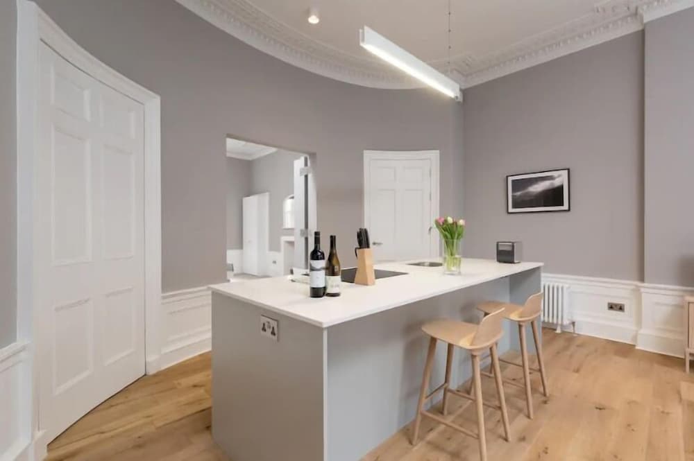 JOIVY Torphichen Street 5 Star Luxury Apartment view 5