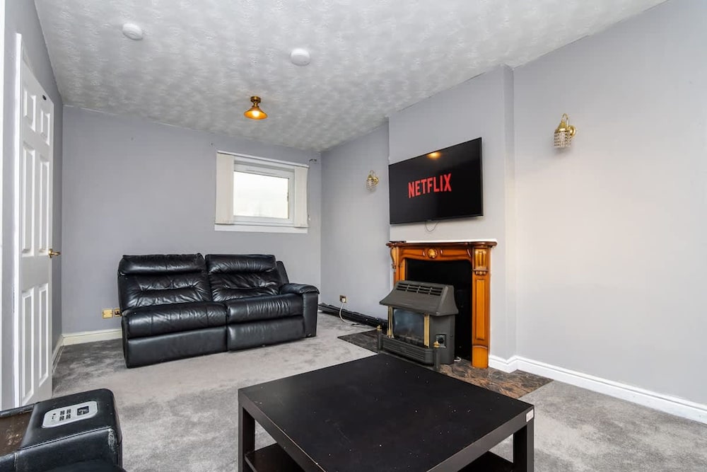 4 Bedroom House - Free Parking