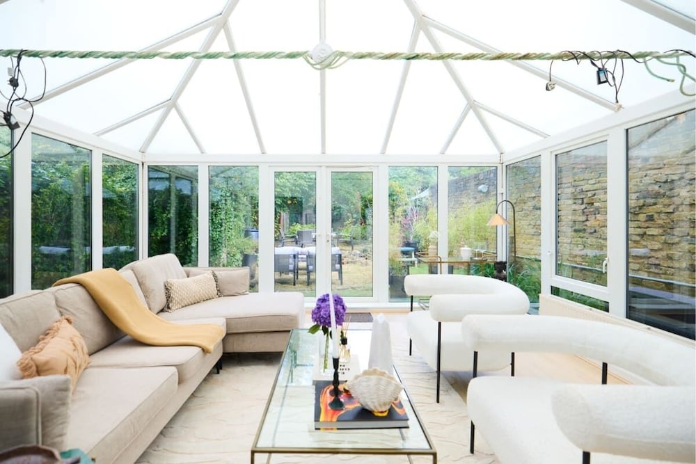 The Wray Crescent Retreat - Dazzling 5bdr House With Parking + Garden