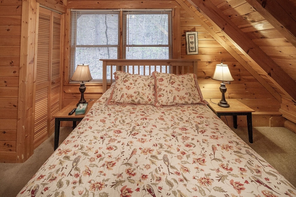 Er36 - Cozy Creekside Great Location- Close To Town 1 Bedroom Cabin by RedAwning view 4