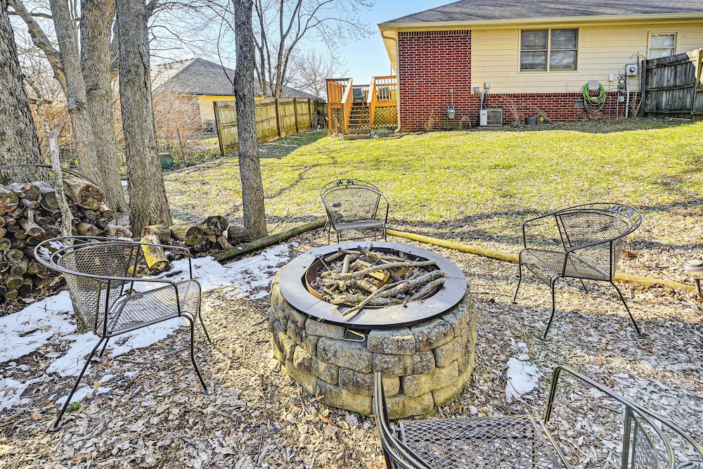 Family Home w/ Ping-pong & Fire Pit in Lexington