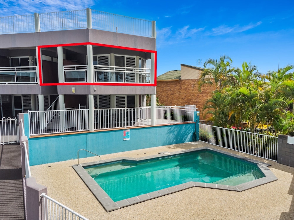 Beachside 2-bed Apartment With Secure Parking