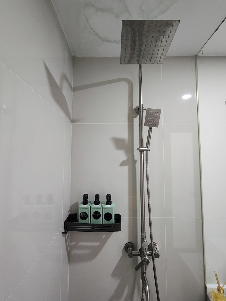 Cozy 1BR Condo in Mandaluyong City With City Skyline View