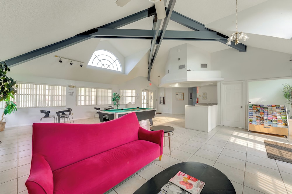 8 Mi to Disney: Resort-style Condo w/ Pool Access