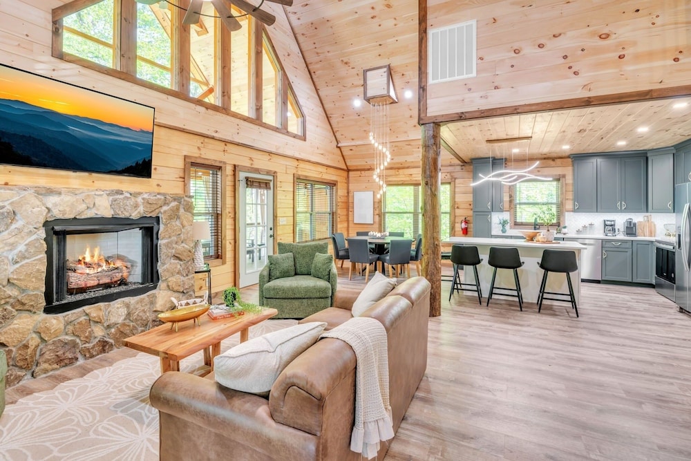 Er62 - Smoky Splash Getaway 3 Bedroom Cabin