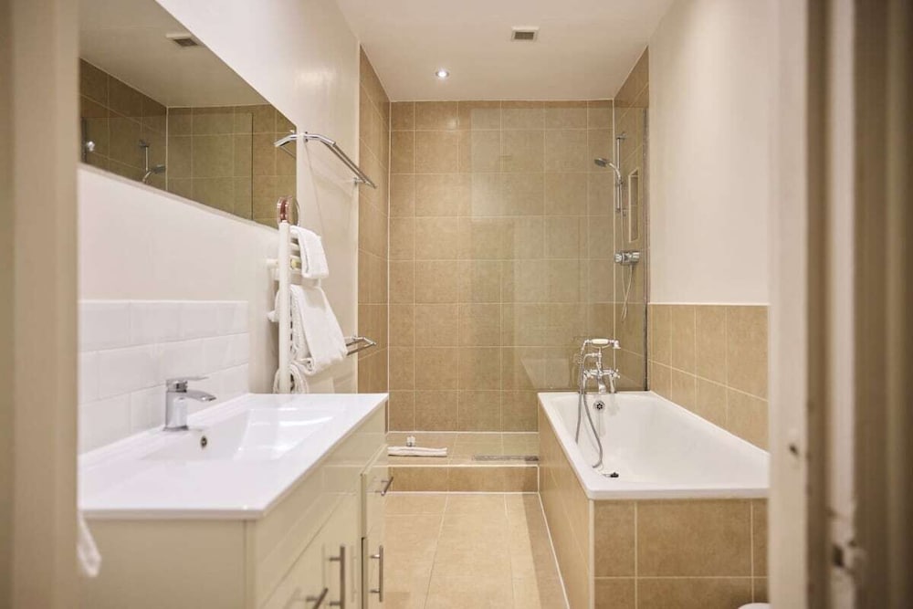 The West Kensington Hideout - Cozy 2bdr Flat With Garden