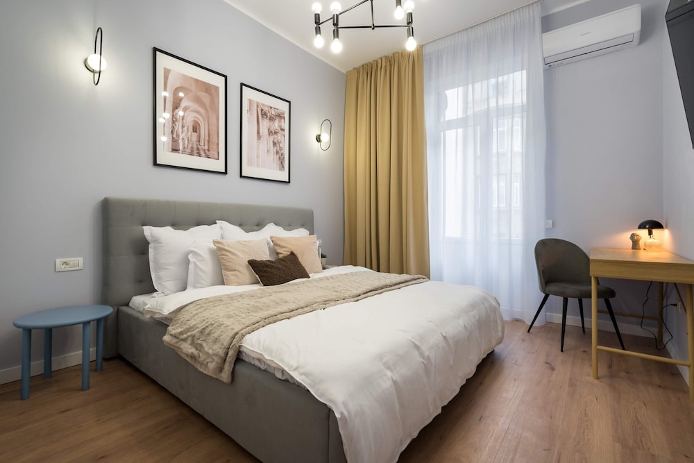 Contemporary Aparthotel 2-BR Flats Near Old Town, Quiet & Serene